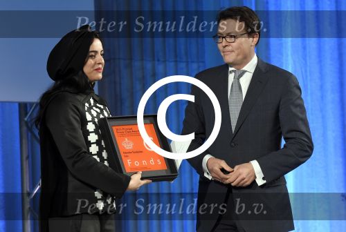 Koninklijke Familie bij uitreiking Prins Claus Prijs 2015 in het Koninklijk Paleis op de Dam. De Prins Claus Prijzen worden door het Prins Claus Fonds voor Cultuur en Ontwikkeling sinds 1997 jaarlijks toegekend aan kunstenaars, denkers en culturele organisaties. 

Royal Family at ceremony Prince Claus Award in 2015 at the Royal Palace on Dam Square. The Prince Claus Awards are presented by the Prince Claus Fund for Culture and Development since 1997 awarded annually to artists, thinkers and cultural organizations.

OP de foto / On the photo:  De Iraanse fotografe Newsha Tavakolian ontvangt de Prins Claus Prijs 2015 uit handen van prins Constantijn