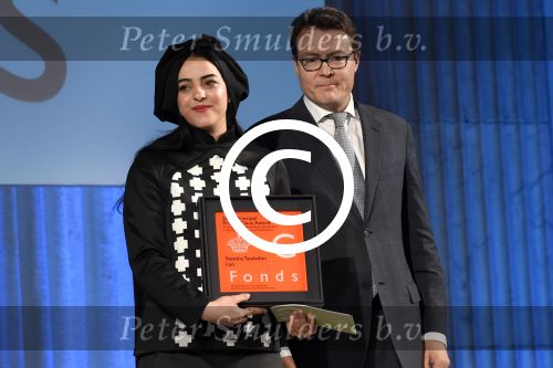 Koninklijke Familie bij uitreiking Prins Claus Prijs 2015 in het Koninklijk Paleis op de Dam. De Prins Claus Prijzen worden door het Prins Claus Fonds voor Cultuur en Ontwikkeling sinds 1997 jaarlijks toegekend aan kunstenaars, denkers en culturele organisaties. 

Royal Family at ceremony Prince Claus Award in 2015 at the Royal Palace on Dam Square. The Prince Claus Awards are presented by the Prince Claus Fund for Culture and Development since 1997 awarded annually to artists, thinkers and cultural organizations.

OP de foto / On the photo:  De Iraanse fotografe Newsha Tavakolian ontvangt de Prins Claus Prijs 2015 uit handen van prins Constantijn