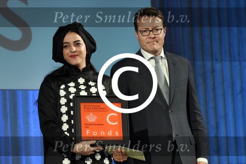 Koninklijke Familie bij uitreiking Prins Claus Prijs 2015 in het Koninklijk Paleis op de Dam. De Prins Claus Prijzen worden door het Prins Claus Fonds voor Cultuur en Ontwikkeling sinds 1997 jaarlijks toegekend aan kunstenaars, denkers en culturele organisaties. 

Royal Family at ceremony Prince Claus Award in 2015 at the Royal Palace on Dam Square. The Prince Claus Awards are presented by the Prince Claus Fund for Culture and Development since 1997 awarded annually to artists, thinkers and cultural organizations.

OP de foto / On the photo:  De Iraanse fotografe Newsha Tavakolian ontvangt de Prins Claus Prijs 2015 uit handen van prins Constantijn