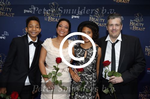Scheveningen 13 december 2015
Premiere Beauty & the beast in het circustheater.
Nurlaila met man en kinderen