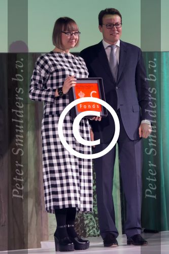 Koninklijke Familie bij uitreiking Prins Claus Prijs 2015 in het Koninklijk Paleis op de Dam. De Prins Claus Prijzen worden door het Prins Claus Fonds voor Cultuur en Ontwikkeling sinds 1997 jaarlijks toegekend aan kunstenaars, denkers en culturele organisaties. 

Royal Family at ceremony Prince Claus Award in 2015 at the Royal Palace on Dam Square. The Prince Claus Awards are presented by the Prince Claus Fund for Culture and Development since 1997 awarded annually to artists, thinkers and cultural organizations.

OP de foto / On the photo:  Oksana Shatalova (Kazachstan, 1972), visueel kunstenaar, criticus en conservator