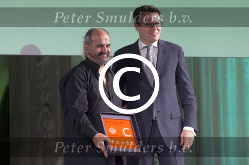 Koninklijke Familie bij uitreiking Prins Claus Prijs 2015 in het Koninklijk Paleis op de Dam. De Prins Claus Prijzen worden door het Prins Claus Fonds voor Cultuur en Ontwikkeling sinds 1997 jaarlijks toegekend aan kunstenaars, denkers en culturele organisaties. 

Royal Family at ceremony Prince Claus Award in 2015 at the Royal Palace on Dam Square. The Prince Claus Awards are presented by the Prince Claus Fund for Culture and Development since 1997 awarded annually to artists, thinkers and cultural organizations.

OP de foto / On the photo:  Ossama Mohammed (SyriÃ«, 1954), filmmaker