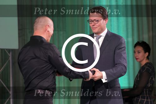 Koninklijke Familie bij uitreiking Prins Claus Prijs 2015 in het Koninklijk Paleis op de Dam. De Prins Claus Prijzen worden door het Prins Claus Fonds voor Cultuur en Ontwikkeling sinds 1997 jaarlijks toegekend aan kunstenaars, denkers en culturele organisaties. 

Royal Family at ceremony Prince Claus Award in 2015 at the Royal Palace on Dam Square. The Prince Claus Awards are presented by the Prince Claus Fund for Culture and Development since 1997 awarded annually to artists, thinkers and cultural organizations.

OP de foto / On the photo:  Laureaat Perhat Khaliq