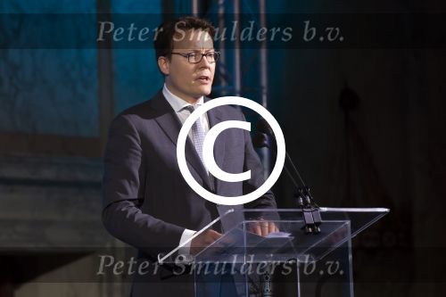 Koninklijke Familie bij uitreiking Prins Claus Prijs 2015 in het Koninklijk Paleis op de Dam. De Prins Claus Prijzen worden door het Prins Claus Fonds voor Cultuur en Ontwikkeling sinds 1997 jaarlijks toegekend aan kunstenaars, denkers en culturele organisaties. 

Royal Family at ceremony Prince Claus Award in 2015 at the Royal Palace on Dam Square. The Prince Claus Awards are presented by the Prince Claus Fund for Culture and Development since 1997 awarded annually to artists, thinkers and cultural organizations.

OP de foto / On the photo:   prins Constantijn
