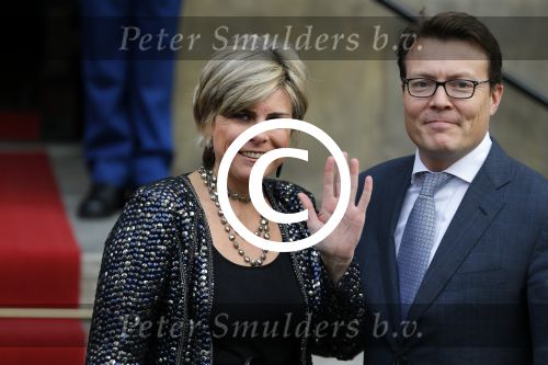 Amsterdam 2 december 2015
Koninklijke Familie bij uitreiking Prins Claus Prijs 2015 in het Koninklijk Paleis op de Dam. De Prins Claus Prijzen worden door het Prins Claus Fonds voor Cultuur en Ontwikkeling sinds 1997 jaarlijks toegekend aan kunstenaars, denkers en culturele organisaties. Aanwezig Koning Willem Alexander koningin Maxima Prins Constantijn Prinses Beatrix Prinses Laurentien en Prinses Mabel