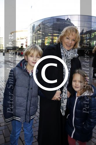 Amsterdam 10 januari 2016
Premiere race naar de maan in pathe arena.
Ria Bremer met kleinkinderen