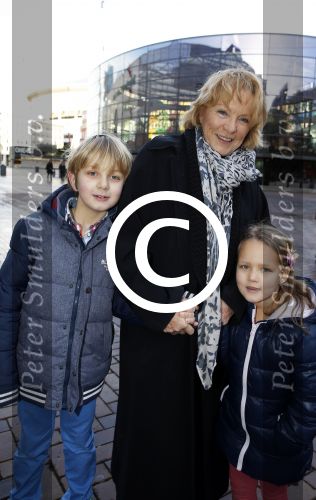 Amsterdam 10 januari 2016
Premiere race naar de maan in pathe arena.
Ria Bremer met kleinkinderen