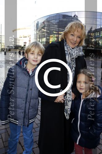 Amsterdam 10 januari 2016
Premiere race naar de maan in pathe arena.
Ria Bremer met kleinkinderen
