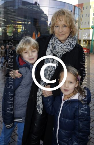 Amsterdam 10 januari 2016
Premiere race naar de maan in pathe arena.
Ria Bremer met kleinkinderen