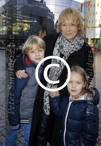 Amsterdam 10 januari 2016
Premiere race naar de maan in pathe arena.
Ria Bremer met kleinkinderen