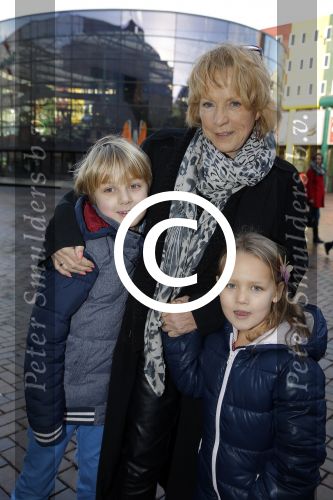 Amsterdam 10 januari 2016
Premiere race naar de maan in pathe arena.
Ria Bremer met kleinkinderen