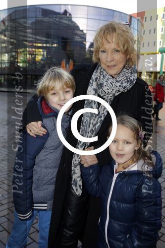 Amsterdam 10 januari 2016
Premiere race naar de maan in pathe arena.
Ria Bremer met kleinkinderen