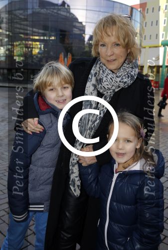 Amsterdam 10 januari 2016
Premiere race naar de maan in pathe arena.
Ria Bremer met kleinkinderen