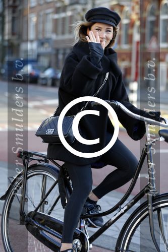 Amsterdam 9 december 2015
Saar Koningsbergen op de fiets.
