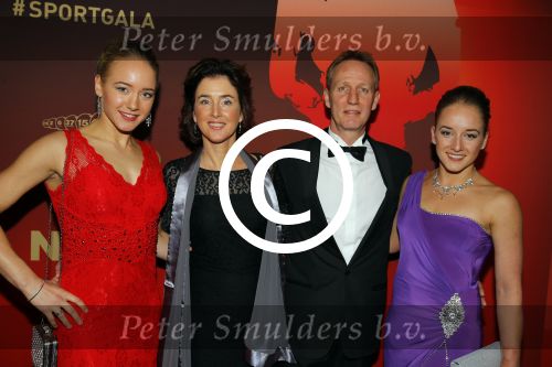 Amsterdam 15 december 2015
Sportgala/ sportverkiezing sportman en sportvrouw van het jaar in de Rai
Sanne Wevers en Lieke Wevers met hun ouders