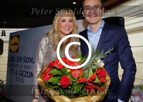 Hoorn 15 december 2015
Boek presentatie Sonja Bakker . Al har kinderen en man Jan Reus zijn aanwezig.