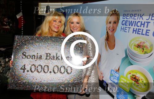 Hoorn 15 december 2015
Boek presentatie Sonja Bakker . Al har kinderen en man Jan Reus zijn aanwezig.
Mary Borsato reikt award uit voor het 4 miljoenste boek van Sonja