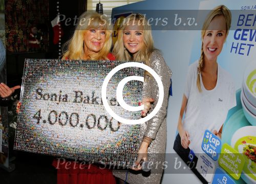 Hoorn 15 december 2015
Boek presentatie Sonja Bakker . Al har kinderen en man Jan Reus zijn aanwezig.
Mary Borsato reikt award uit voor het 4 miljoenste boek van Sonja