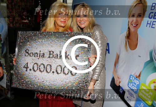 Hoorn 15 december 2015
Boek presentatie Sonja Bakker . Al har kinderen en man Jan Reus zijn aanwezig.
Mary Borsato reikt award uit voor het 4 miljoenste boek van Sonja