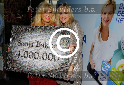 Hoorn 15 december 2015
Boek presentatie Sonja Bakker . Al har kinderen en man Jan Reus zijn aanwezig.
Mary Borsato reikt award uit voor het 4 miljoenste boek van Sonja
