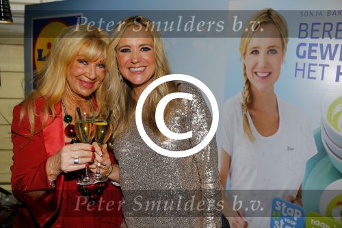 Hoorn 15 december 2015
Boek presentatie Sonja Bakker . Al har kinderen en man Jan Reus zijn aanwezig.
Mary Borsato reikt award uit voor het 4 miljoenste boek van Sonja