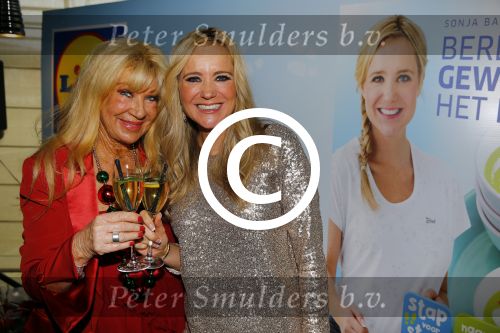 Hoorn 15 december 2015
Boek presentatie Sonja Bakker . Al har kinderen en man Jan Reus zijn aanwezig.
Mary Borsato reikt award uit voor het 4 miljoenste boek van Sonja