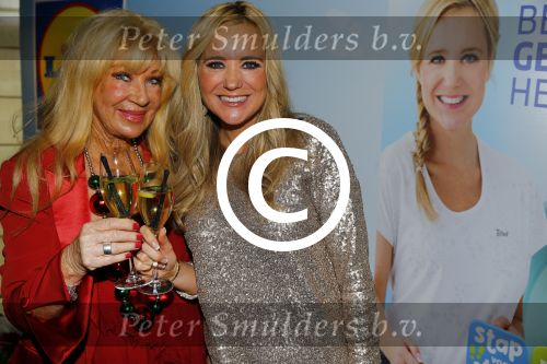 Hoorn 15 december 2015
Boek presentatie Sonja Bakker . Al har kinderen en man Jan Reus zijn aanwezig.
Mary Borsato reikt award uit voor het 4 miljoenste boek van Sonja