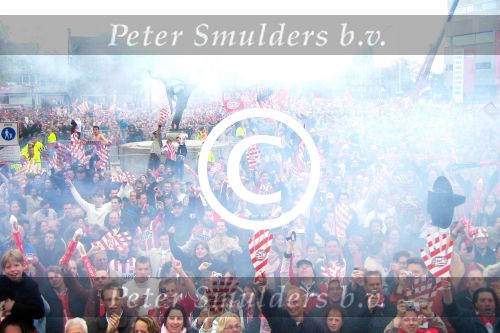 Eindhoven 8 Mei 2005, PSV Kampioen van Nederland. Feestvierende supporters op het stadhuisplein.