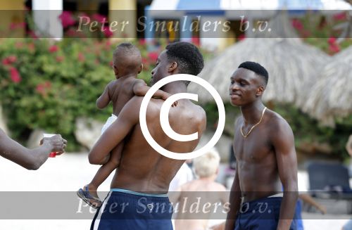 Curacao, 27 December 2015
Jean Paul Boetius (FC Basel) samen met Kenny Tete (Ajax), Terence Kongolo (Feyenoord), Rodney Kongolo (Manchester City) en Jody Lukoki (SC Cambuur) op het strand aan het voetballen