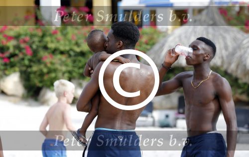 Curacao, 27 December 2015
Jean Paul Boetius (FC Basel) samen met Kenny Tete (Ajax), Terence Kongolo (Feyenoord), Rodney Kongolo (Manchester City) en Jody Lukoki (SC Cambuur) op het strand aan het voetballen