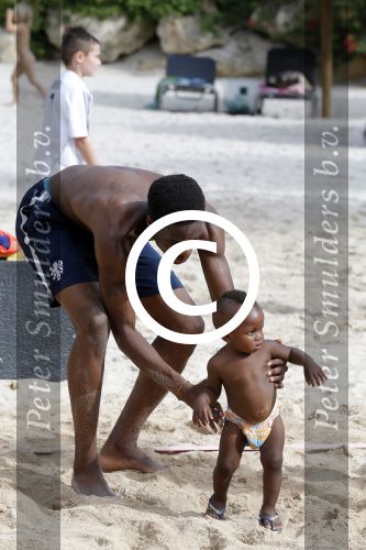 Curacao, 27 December 2015
Jean Paul Boetius (FC Basel) samen met Kenny Tete (Ajax), Terence Kongolo (Feyenoord), Rodney Kongolo (Manchester City) en Jody Lukoki (SC Cambuur) op het strand aan het voetballen