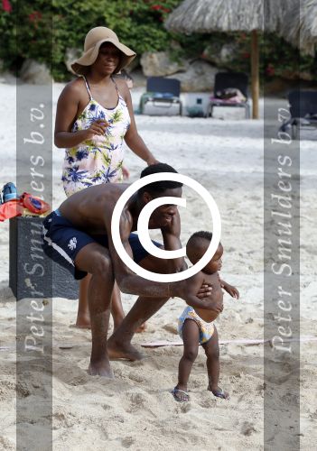Curacao, 27 December 2015
Jean Paul Boetius (FC Basel) samen met Kenny Tete (Ajax), Terence Kongolo (Feyenoord), Rodney Kongolo (Manchester City) en Jody Lukoki (SC Cambuur) op het strand aan het voetballen