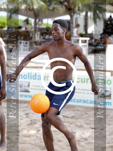 Curacao, 27 December 2015
Jean Paul Boetius (FC Basel) samen met Kenny Tete (Ajax), Terence Kongolo (Feyenoord), Rodney Kongolo (Manchester City) en Jody Lukoki (SC Cambuur) op het strand aan het voetballen