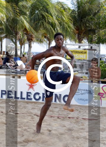 Curacao, 27 December 2015
Jean Paul Boetius (FC Basel) samen met Kenny Tete (Ajax), Terence Kongolo (Feyenoord), Rodney Kongolo (Manchester City) en Jody Lukoki (SC Cambuur) op het strand aan het voetballen
