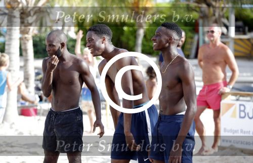 Curacao, 27 December 2015
Jean Paul Boetius (FC Basel) samen met Kenny Tete (Ajax), Terence Kongolo (Feyenoord), Rodney Kongolo (Manchester City) en Jody Lukoki (SC Cambuur) op het strand aan het voetballen