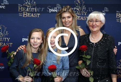 Scheveningen 13 december 2015
Premiere Beauty & the beast in het circustheater.
Vivian Slingerland met kinderen en moeder