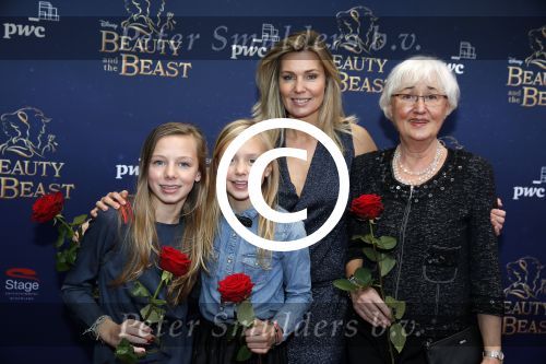 Scheveningen 13 december 2015
Premiere Beauty & the beast in het circustheater.
Vivian Slingerland met kinderen en moeder