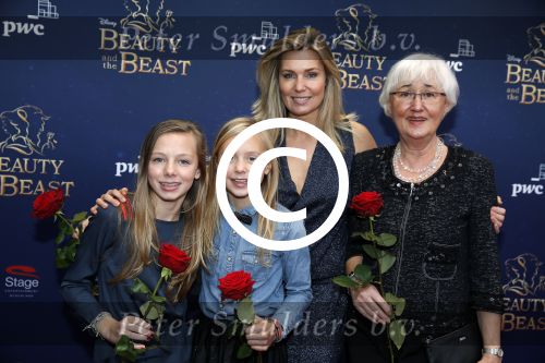 Scheveningen 13 december 2015
Premiere Beauty & the beast in het circustheater.
Vivian Slingerland met kinderen en moeder