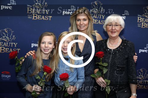 Scheveningen 13 december 2015
Premiere Beauty & the beast in het circustheater.
Vivian Slingerland met kinderen en moeder