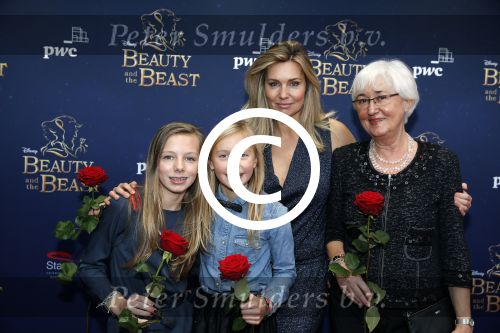 Scheveningen 13 december 2015
Premiere Beauty & the beast in het circustheater.
Vivian Slingerland met kinderen en moeder