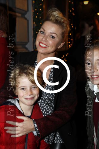 Amsterdam 22 december 2016
Premiere wereld kerstcircus in Carre. Bridget Maasland met zoon Mees en vrienden