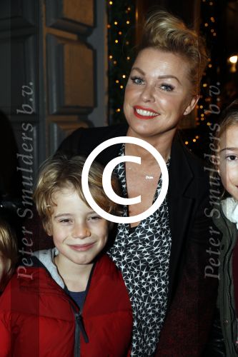Amsterdam 22 december 2016
Premiere wereld kerstcircus in Carre. Bridget Maasland met zoon Mees en vrienden