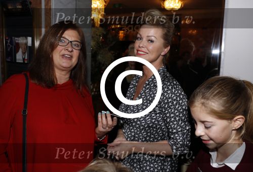 Amsterdam 22 december 2016
Premiere wereld kerstcircus in Carre. Bridget Maasland met zoon Mees en vrienden