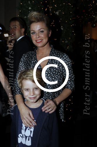 Amsterdam 22 december 2016
Premiere wereld kerstcircus in Carre. Bridget Maasland met zoon Mees en vrienden