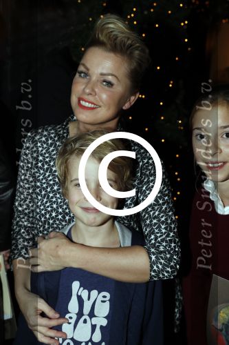 Amsterdam 22 december 2016
Premiere wereld kerstcircus in Carre. Bridget Maasland met zoon Mees en vrienden