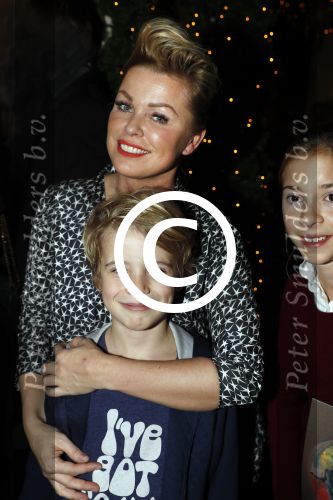 Amsterdam 22 december 2016
Premiere wereld kerstcircus in Carre. Bridget Maasland met zoon Mees en vrienden