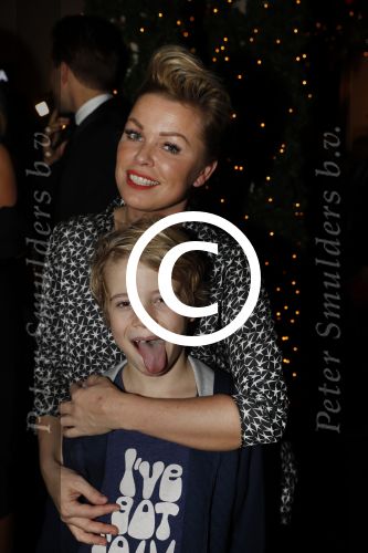 Amsterdam 22 december 2016
Premiere wereld kerstcircus in Carre. Bridget Maasland met zoon Mees en vrienden