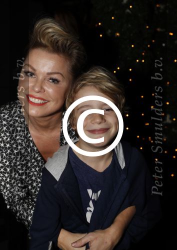 Amsterdam 22 december 2016
Premiere wereld kerstcircus in Carre. Bridget Maasland met zoon Mees en vrienden