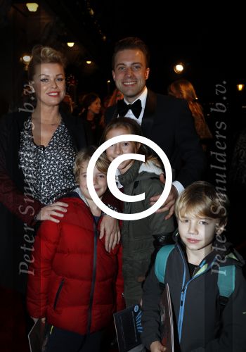 Amsterdam 22 december 2016
Premiere wereld kerstcircus in Carre. Bridget Maasland met zoon mees en vrienden