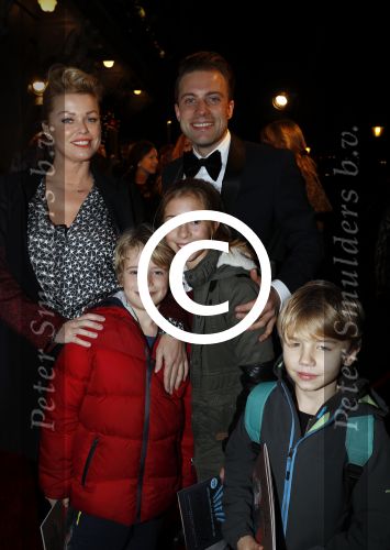 Amsterdam 22 december 2016
Premiere wereld kerstcircus in Carre. Bridget Maasland met zoon mees en vrienden